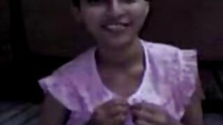 ஒரு கருப்பு சேவல் கழுதையில் கடுமையாக புணர்ந்ததில் இருந்து தமது நாயகன் படபடக்கிறான்