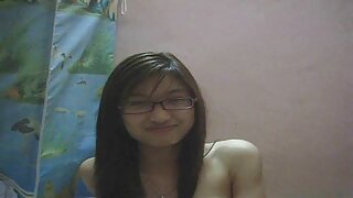 ஒரு ஆண் தனது பெரிய தமது குட்டியை ஒரு பெண்ணின் கழுதையில் ஆழமாக இடிக்கிறான்