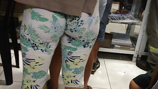 உந்தப்பட்ட ஒரு வேளை தோழர்களே ஒரு பொன்னிறத்திற்கு இரட்டை ஊடுருவல் செய்கிறார்கள்