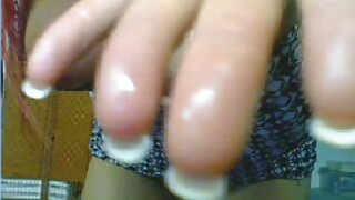 ஒரு ஆண் தனது நாயின் ஆபாச நடிப்பில் ஒரு பெண்ணின் கழுதையில் விரலை வைக்கிறான் தமது