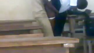 லாக்கர் அறையில் ஒரு பெஞ்சில் தனது மனைவியை தமிழ் பள்ளி செக்ஸ் நண்பருடன் கணவர் புணர்ந்தார்