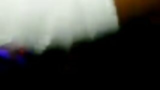ஒரு இளம் மற்றும் மென்மையான குஞ்சு தனது பேனாவை அவளது உள்ளாடைகளில் வைத்து தமது குலுக்குகிறது